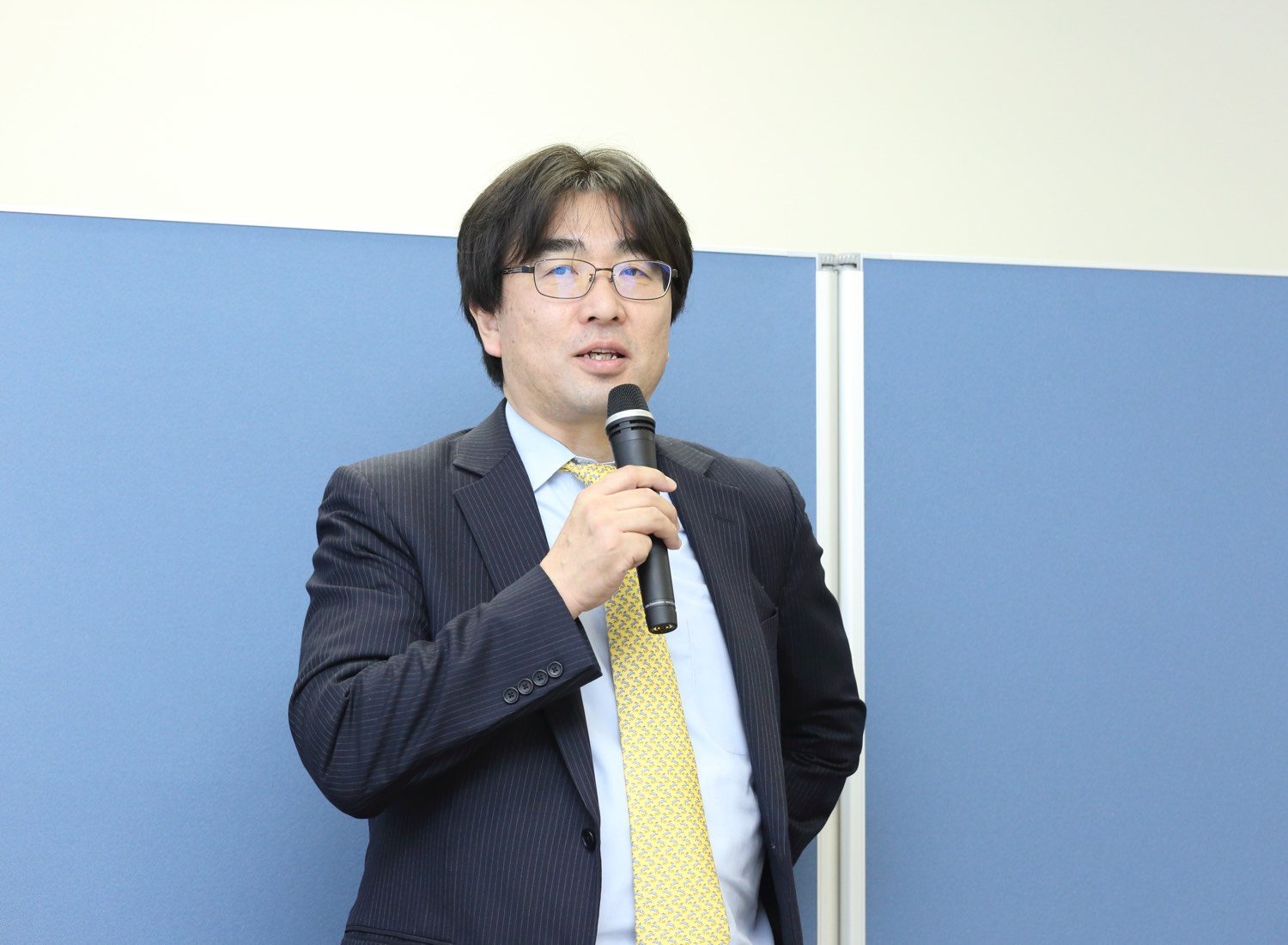 挨拶をする西迫一郎先生