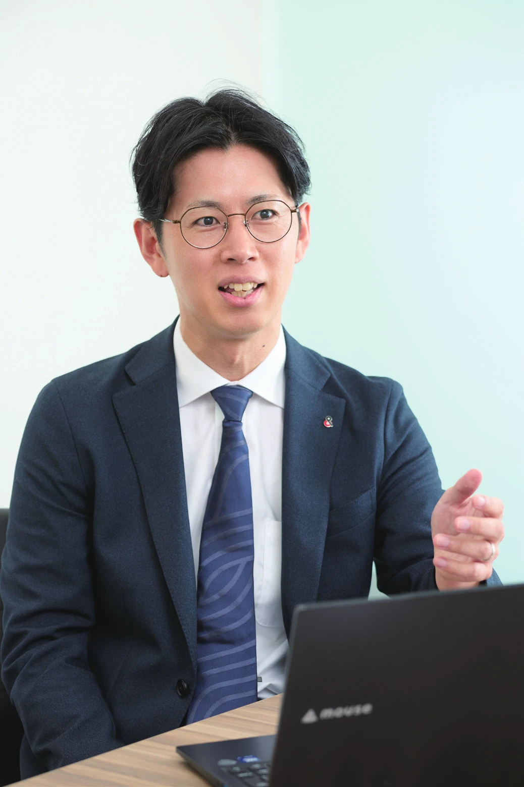 取材に答える隣友也氏