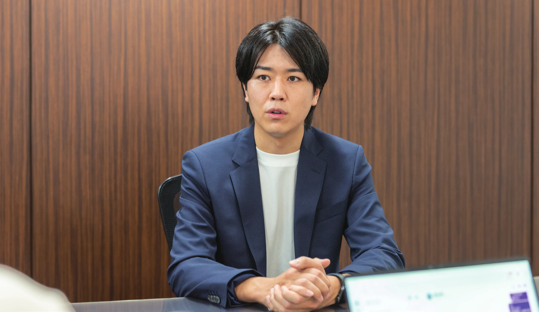 取材に答える行政書士法人フロンティア副代表 杉本祐一氏
