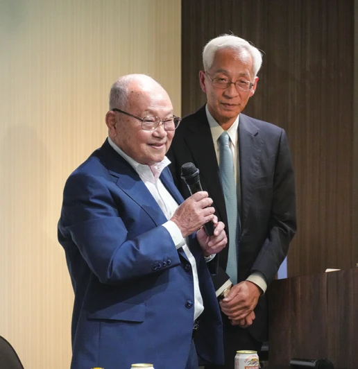 懇親会で挨拶をする品川芳宣氏